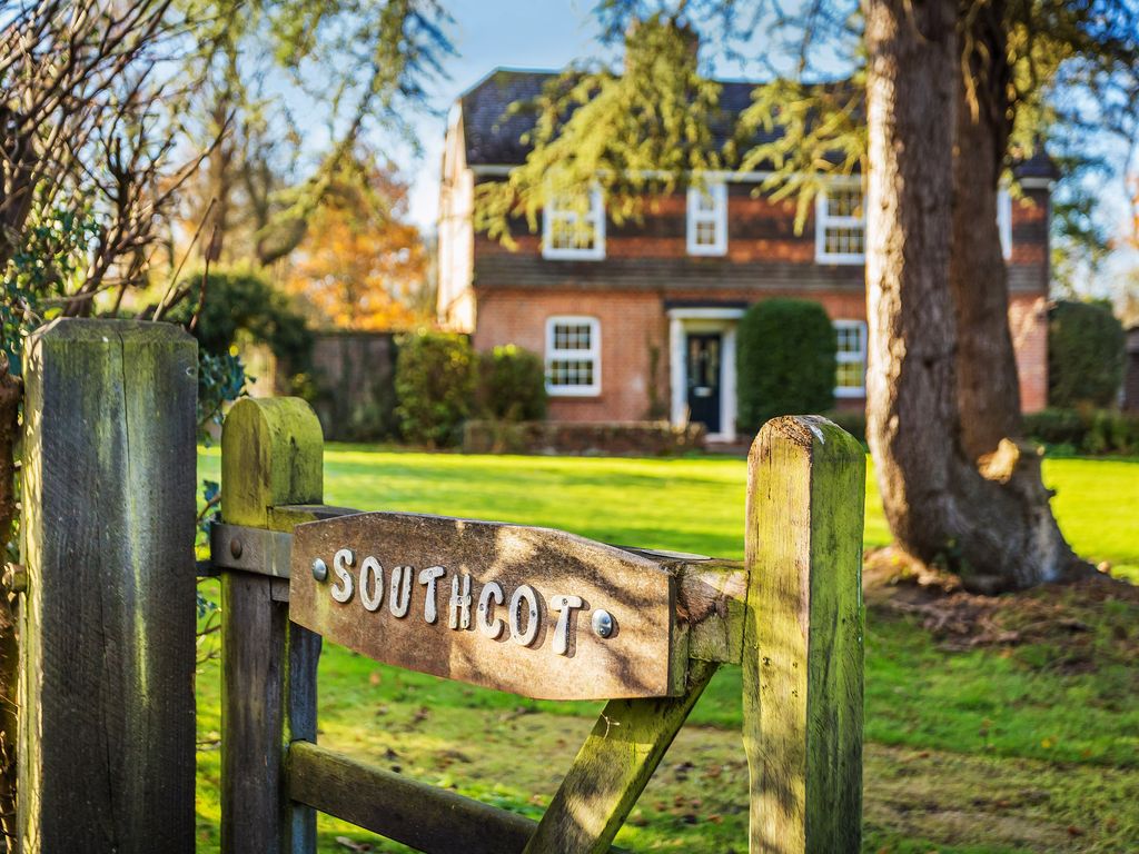 4 bed detached house for sale in Godstone Road, Lingfield RH7, £