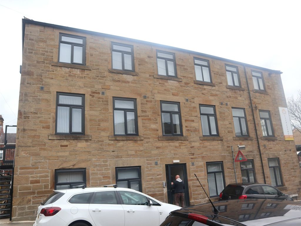 1 bed flat to rent in Bradford Road, Batley WF17, £595 pcm Zoopla