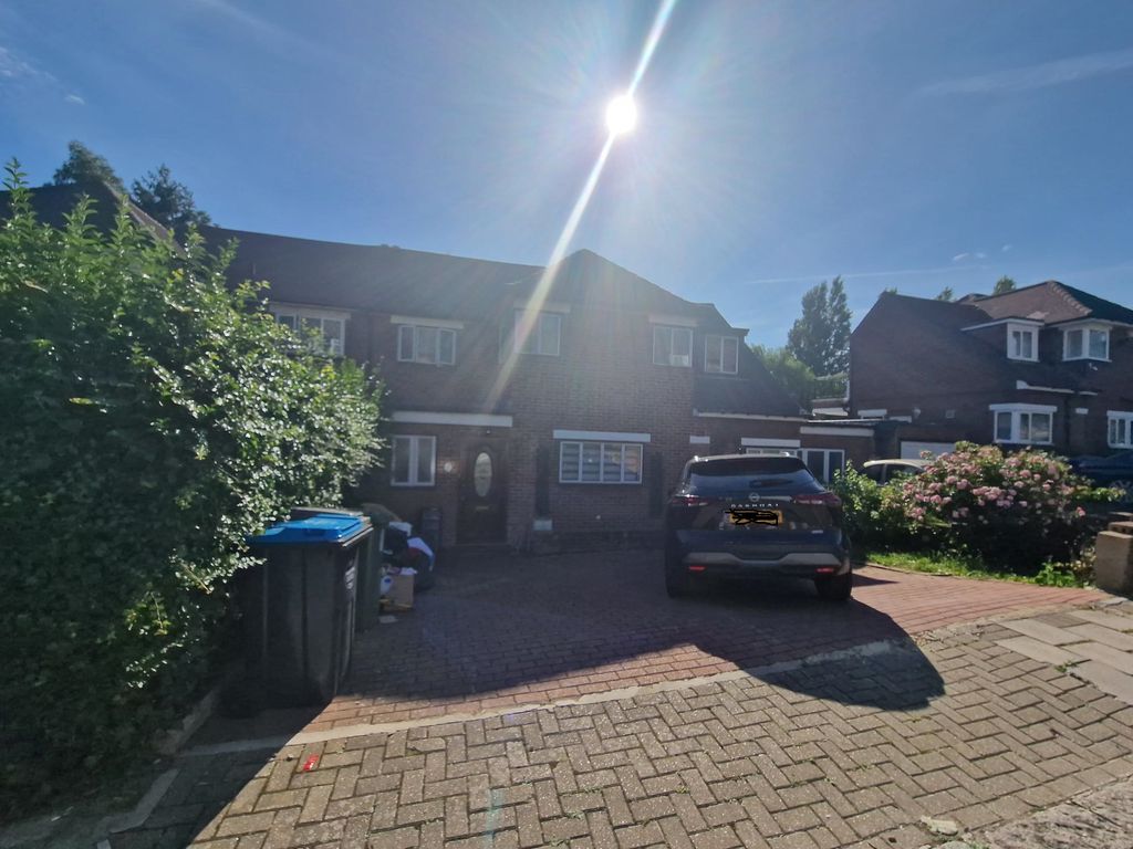 4 bed linkdetached house to rent in Mayfields Close, Wembley HA9, £