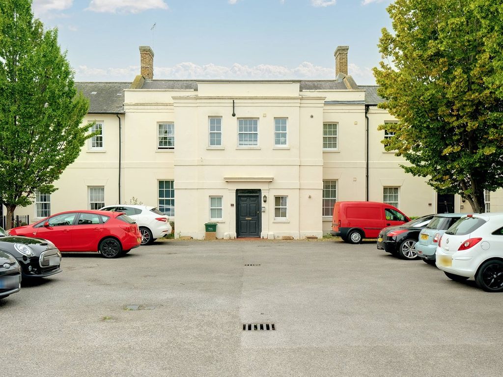 1 bed flat for sale in Old Court, Arbour Lane, Chelmsford CM1, £215,000