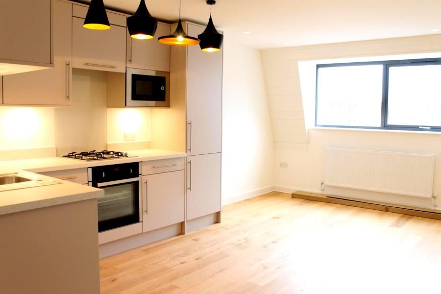 1 bed flat to rent in Madeira Road, West Byfleet KT14, £1,125 pcm Zoopla