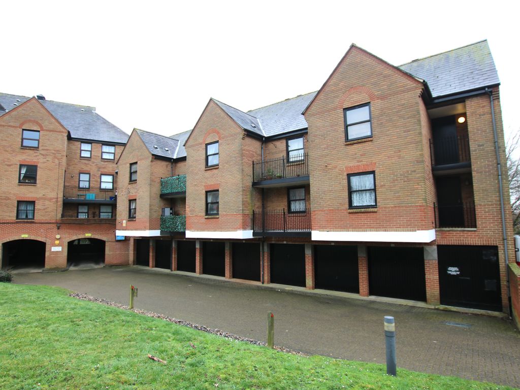 1 bed flat for sale in Chelmsford Road, Dunmow CM6, £165,000 Zoopla