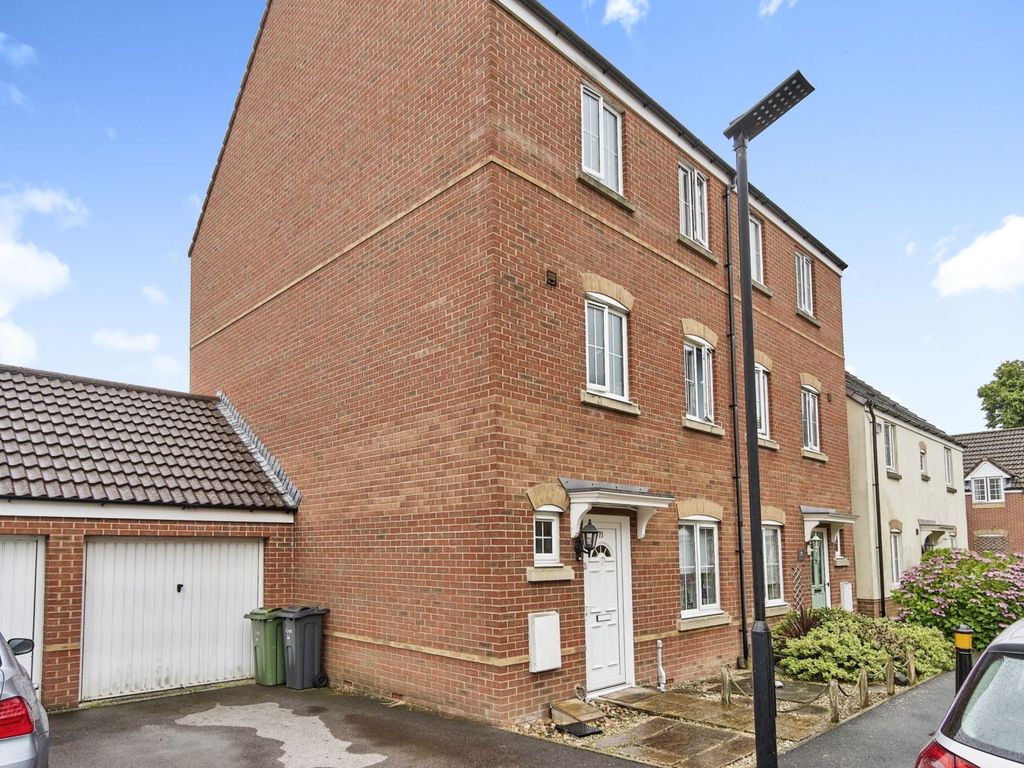 5 bed semidetached house for sale in Sherbourne Avenue, Binstead PO33