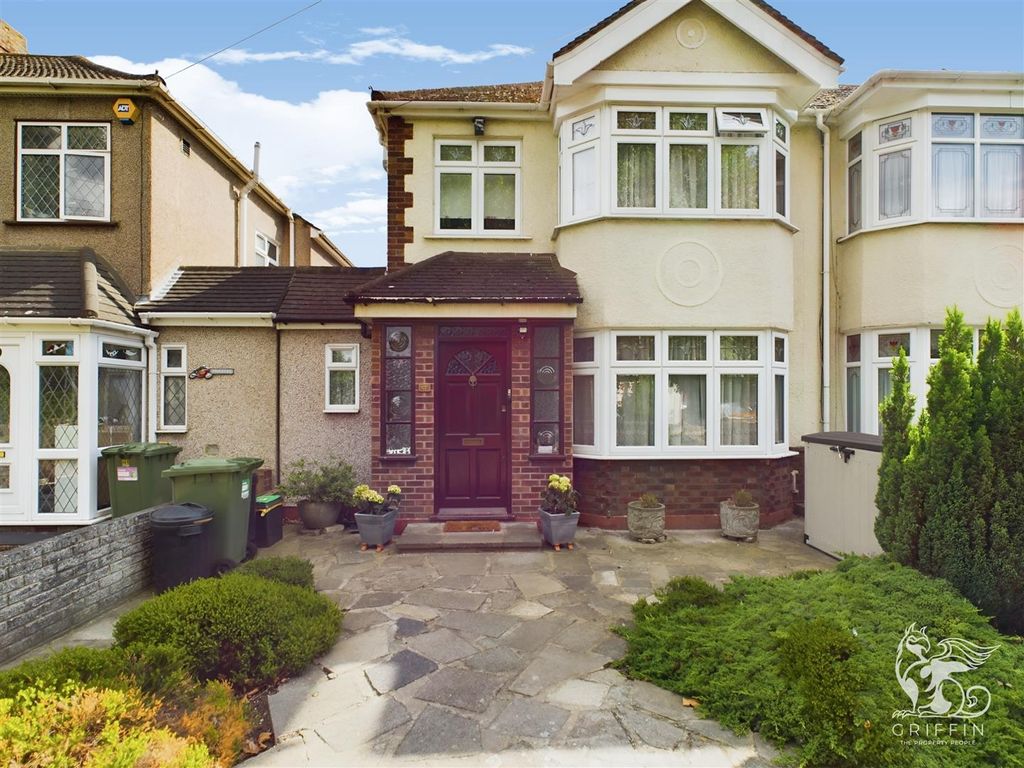 3 bed property for sale in Rush Green Road, Rush Green, Romford RM7, £