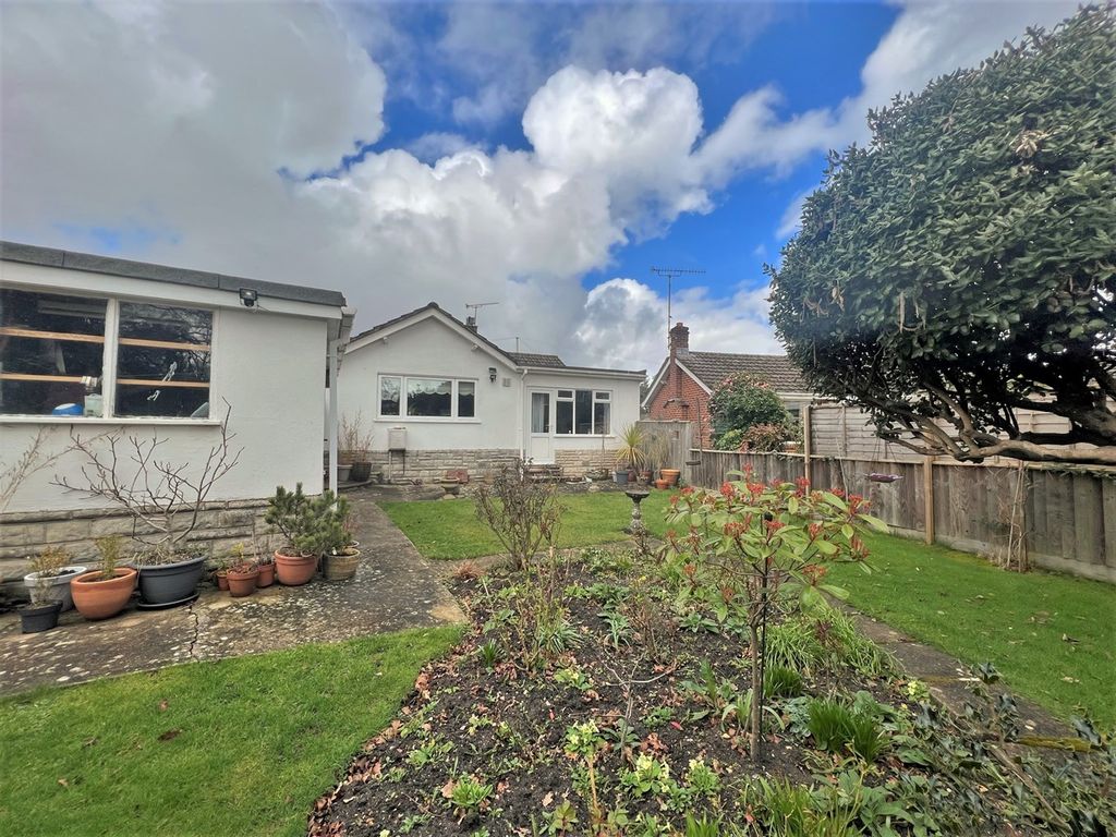 2 bed detached bungalow for sale in Fairview Drive, Broadstone BH18