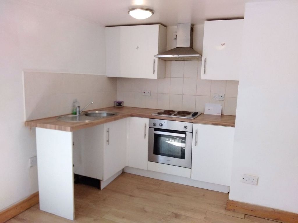 Studio to rent in College Street, Crosland Moor, Huddersfield HD4, £425