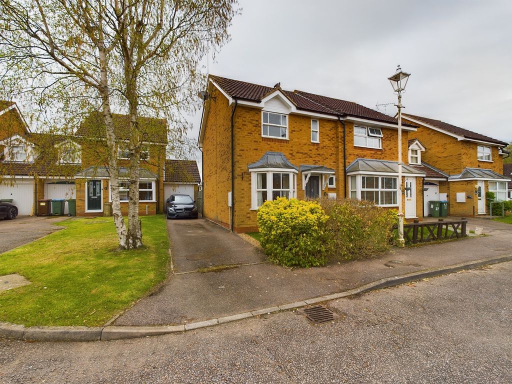 2 bed end terrace house for sale in Puffin Way, Watermead, Aylesbury
