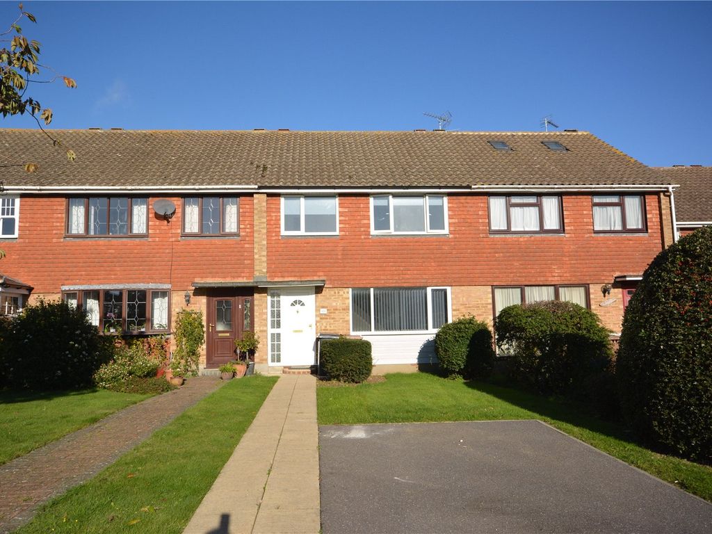 3 bed terraced house to rent in Millfields, Writtle CM1, £1,600 pcm