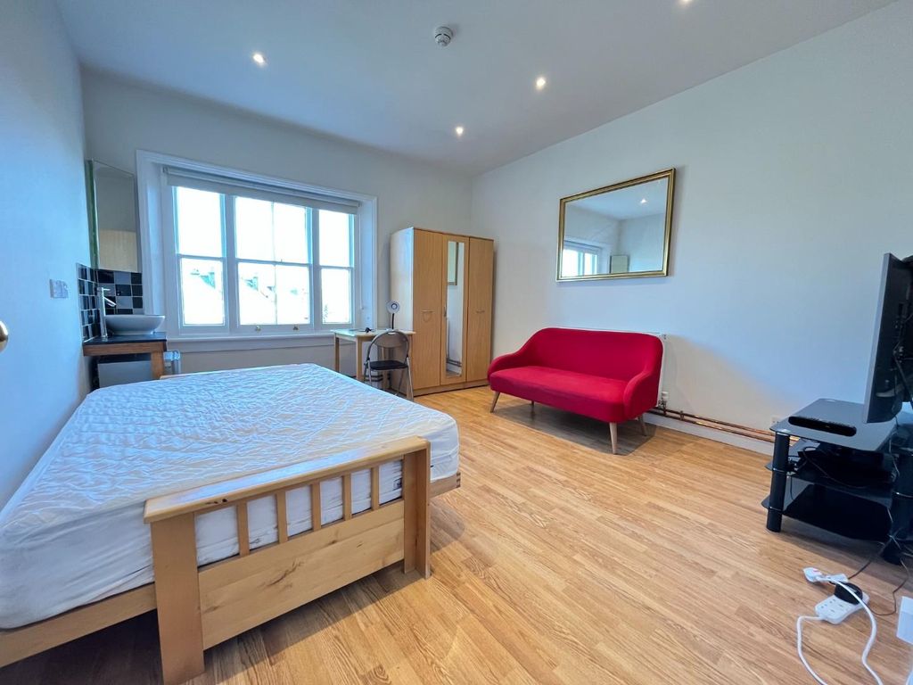 Room to rent in Buckland Crescent, Belsize Park NW3, £1,000 pcm Zoopla