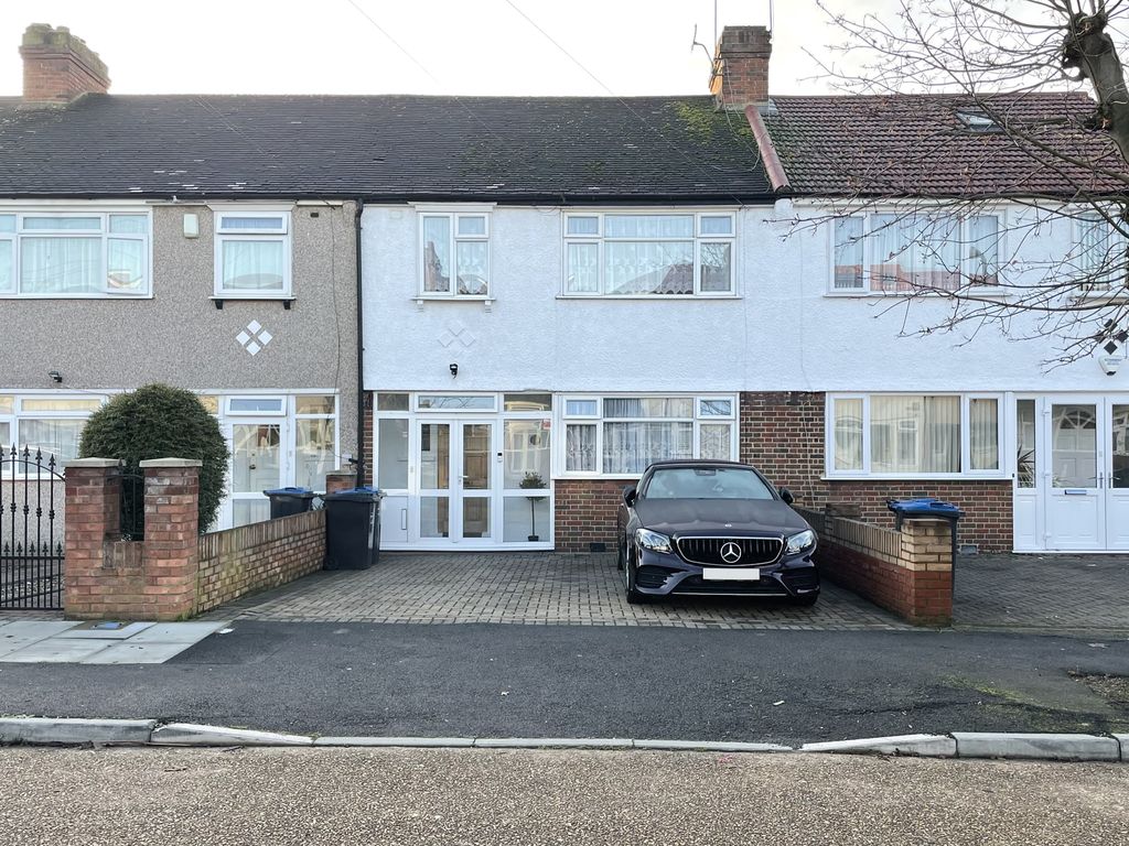 3 bed terraced house to rent in Lyndhurst Avenue, London SW16, £2,500