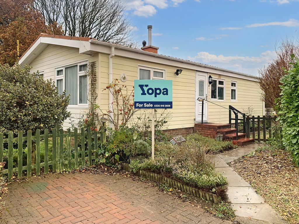 2 bed mobile/park home for sale in The Blossoms, Chieveley, Newbury