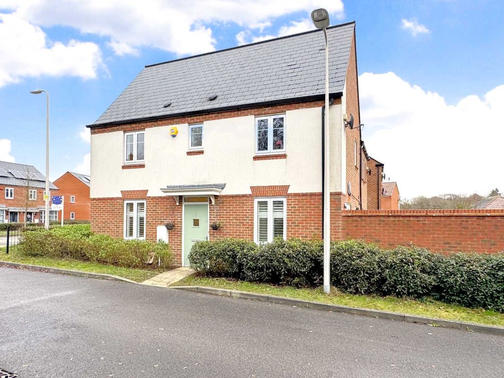 3 bed semidetached house to rent in Drew Crescent, Wokingham RG40, £