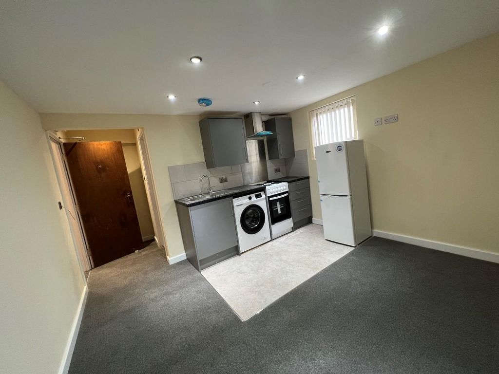 1 bed flat to rent in Hobs Moat Road, Solihull B92, £595 pcm Zoopla