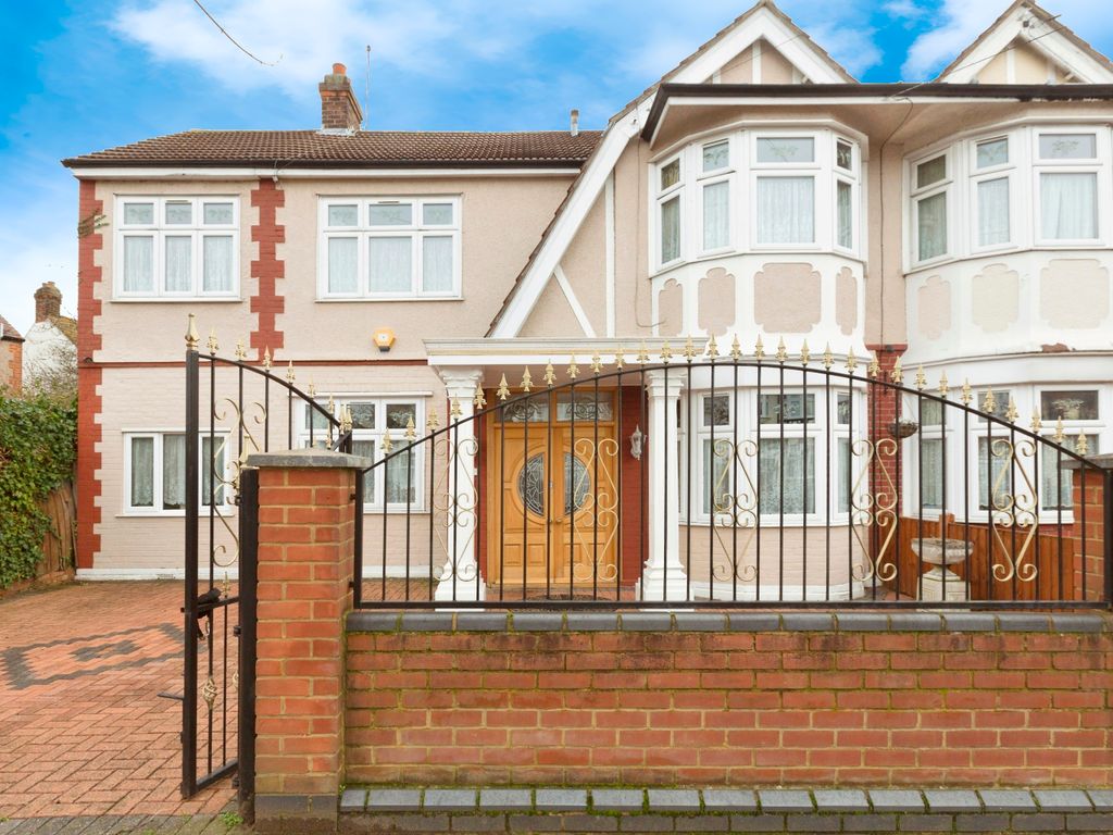 4 bed semidetached house for sale in Sunnymede Drive, Ilford IG6, £