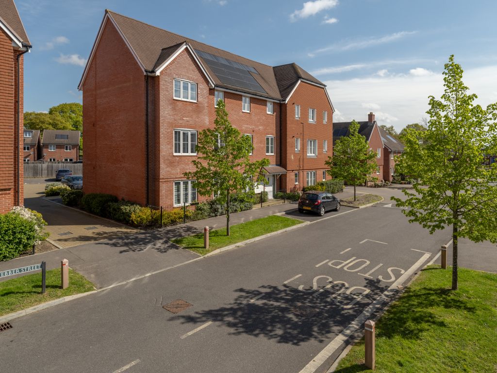 2 bed flat for sale in ber Street, Horley, Surrey RH6, £280,000 Zoopla