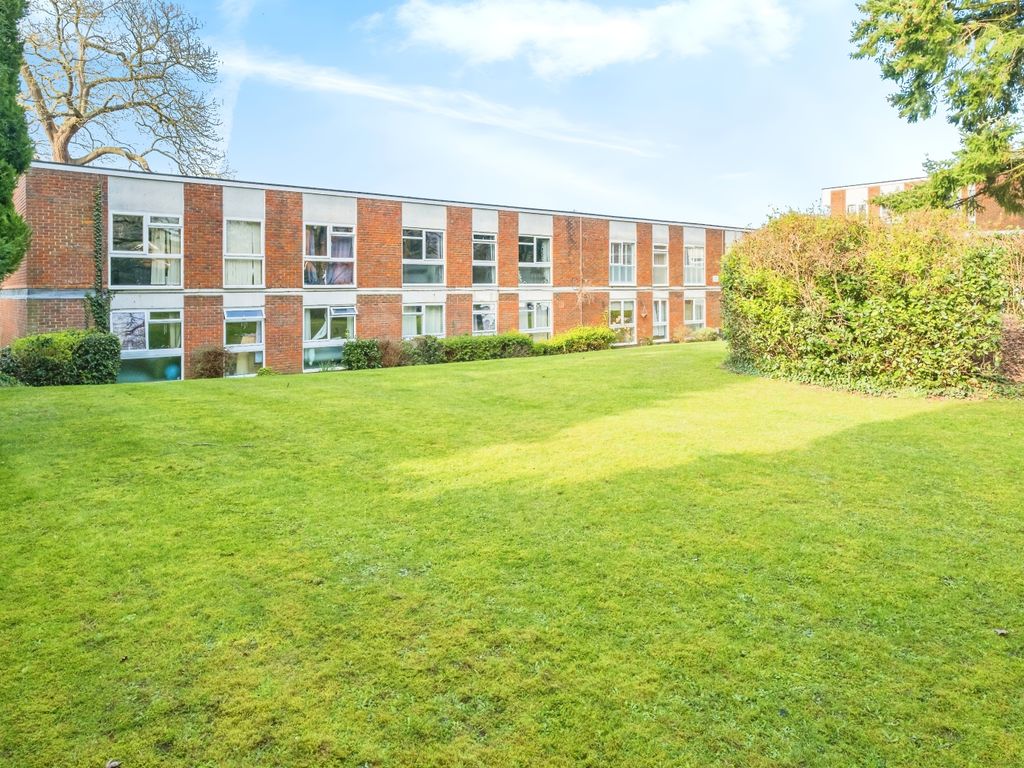 2 bed flat for sale in Brantwood Gardens, West Byfleet, Surrey KT14, £