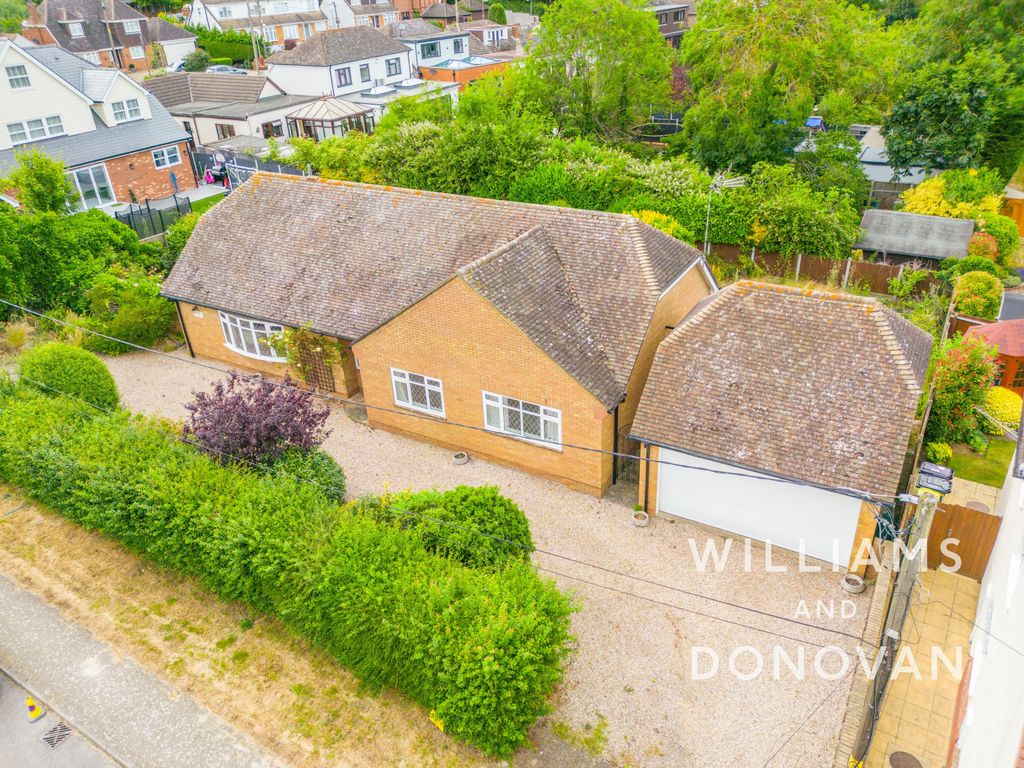 4 bed detached bungalow for sale in Etheldore Avenue, Hockley SS5, £