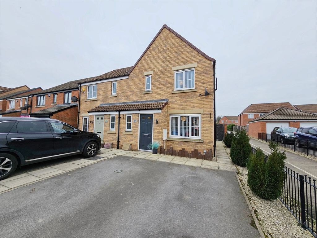 3 bed semidetached house for sale in Old Royston Avenue, Royston