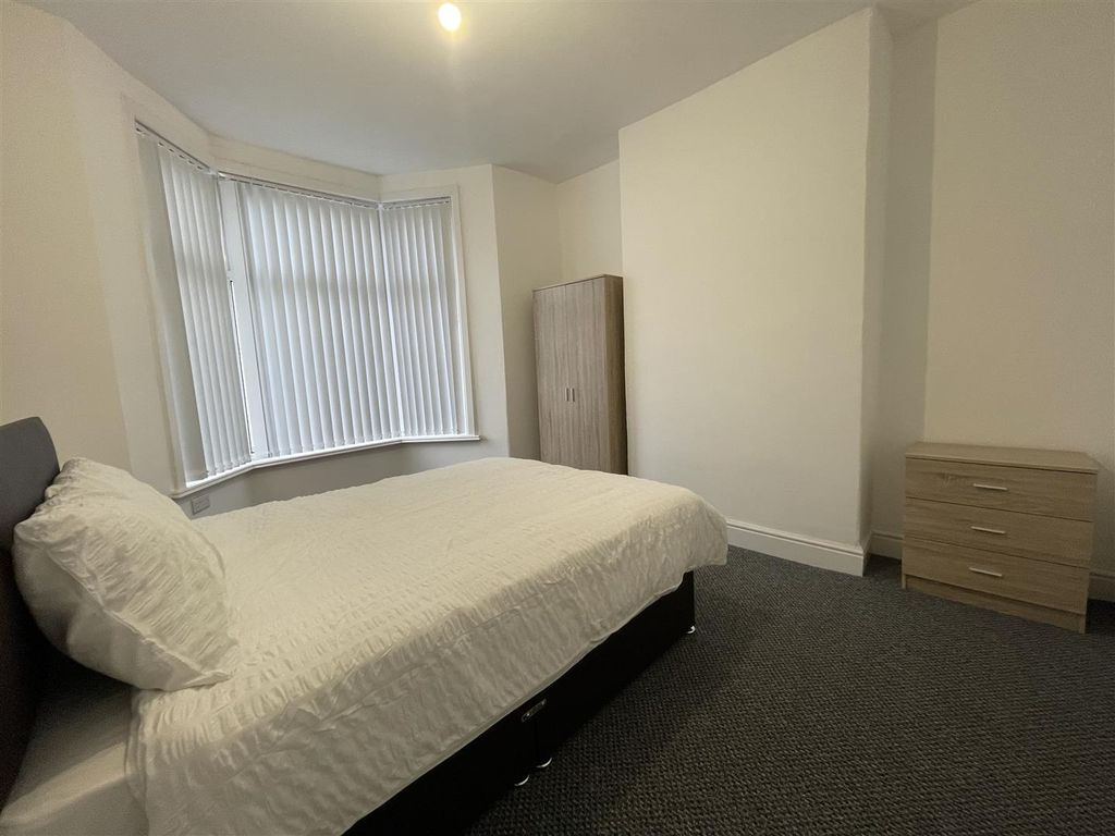 Room to rent in Lyndhurst Road, Burnley BB10, £433 pcm Zoopla