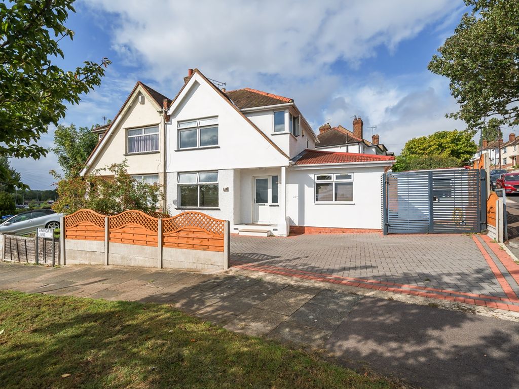 3 bed semidetached house for sale in Duncroft, London SE18, £525,000