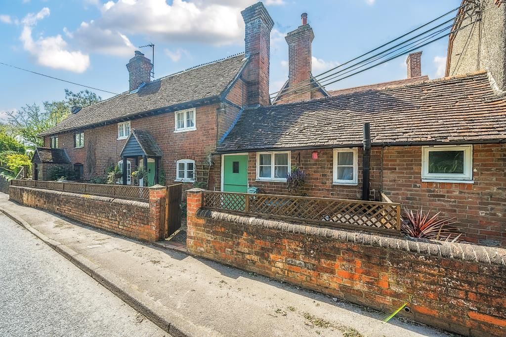 2 bed cottage for sale in Newbury, Berkshire RG20, £260,000 Zoopla