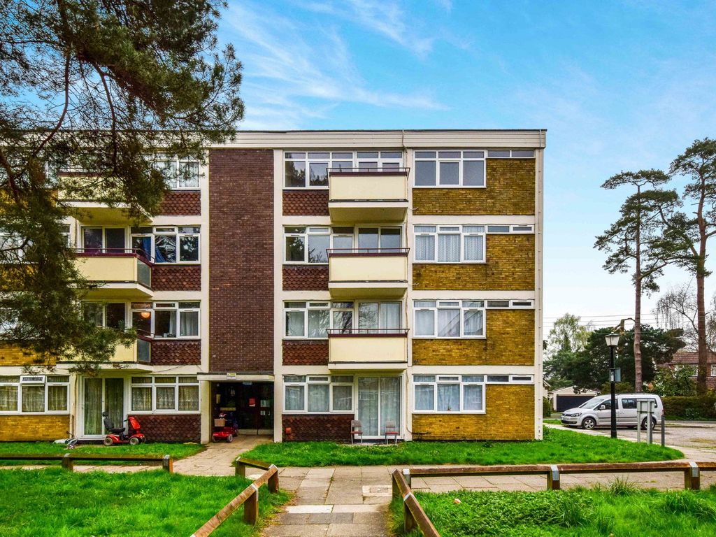 2 bed flat to rent in Ifield Drive, Crawley RH11, £1,150 pcm Zoopla