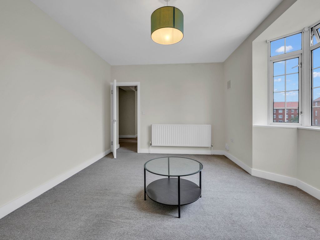 1 bed flat to rent in Streatham High Road, Streatham SW16, £1,500 pcm