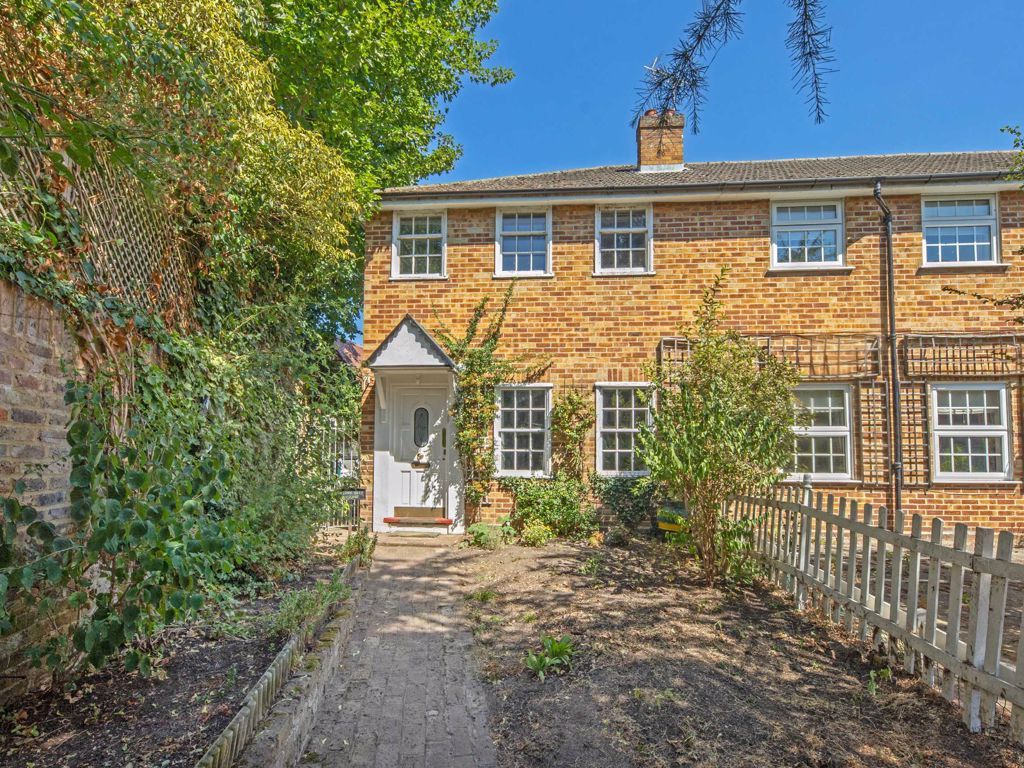 2 bed semidetached house for sale in Thames Street, Hampton TW12 Zoopla