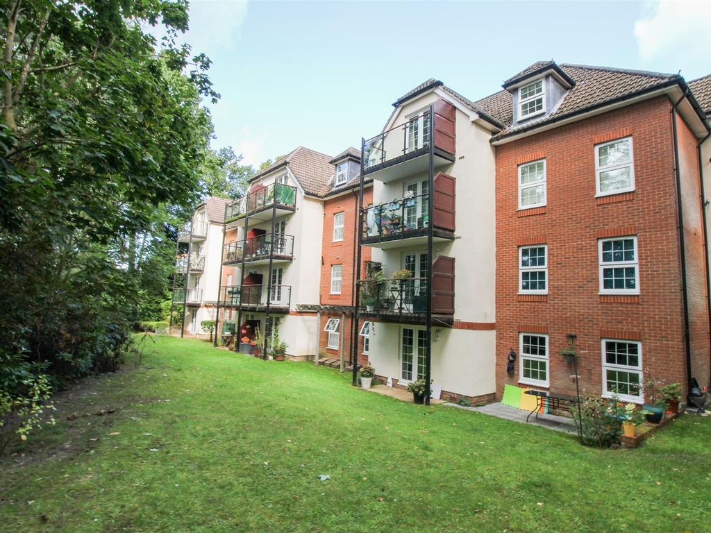 2 bed flat for sale in The Coppice, Church Crookham, Fleet GU52 Zoopla