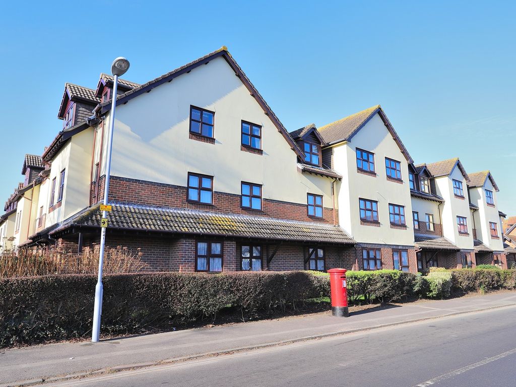 2 bed flat to rent in The Farthings, Wortley Road, Highcliffe, Dorset