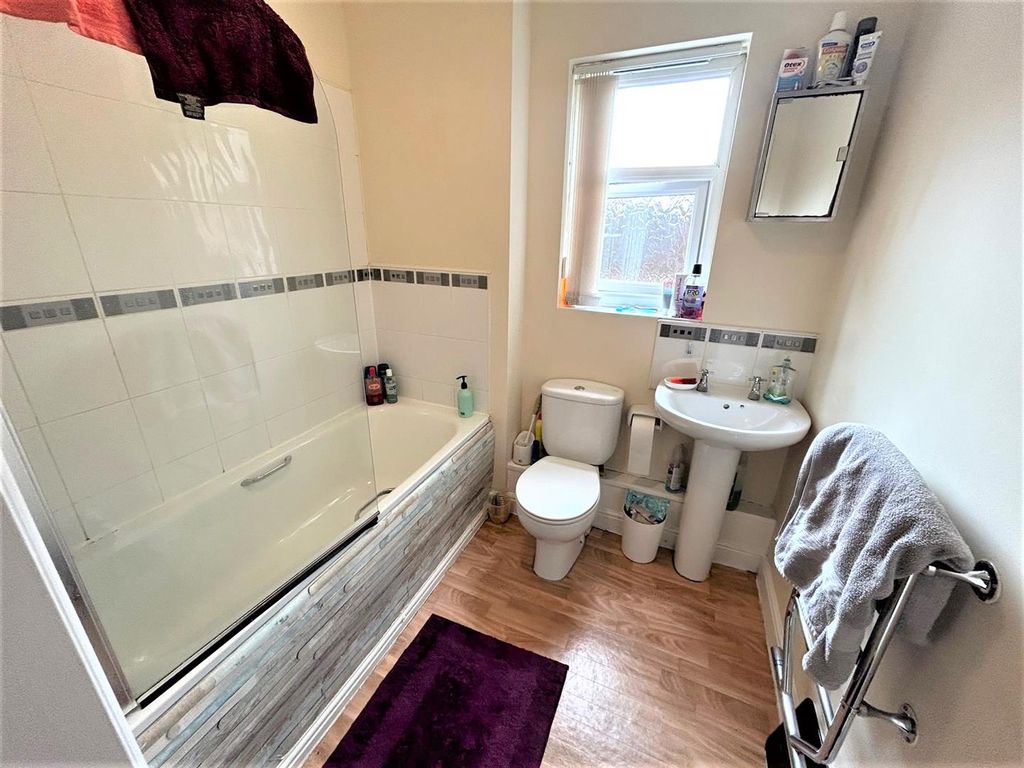 2 bed flat for sale in Pendle Court, Off Elizabeth Street, Leigh WN7, £