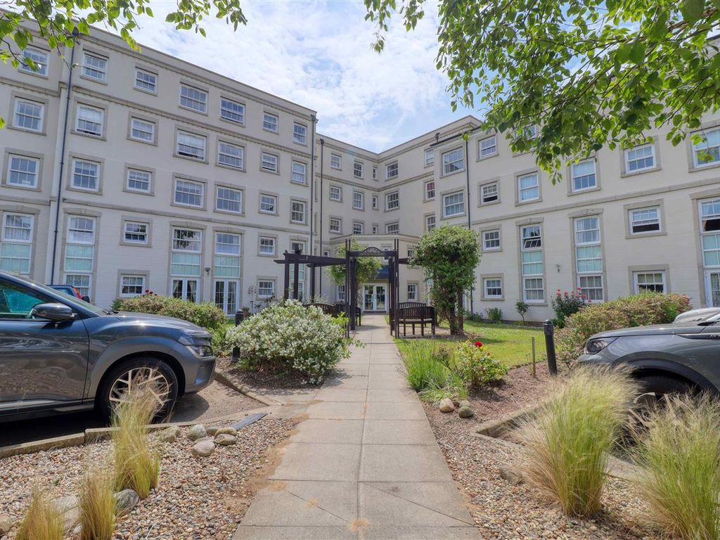1 bed flat for sale in Imperial Court, Marine Parade West, Clacton On