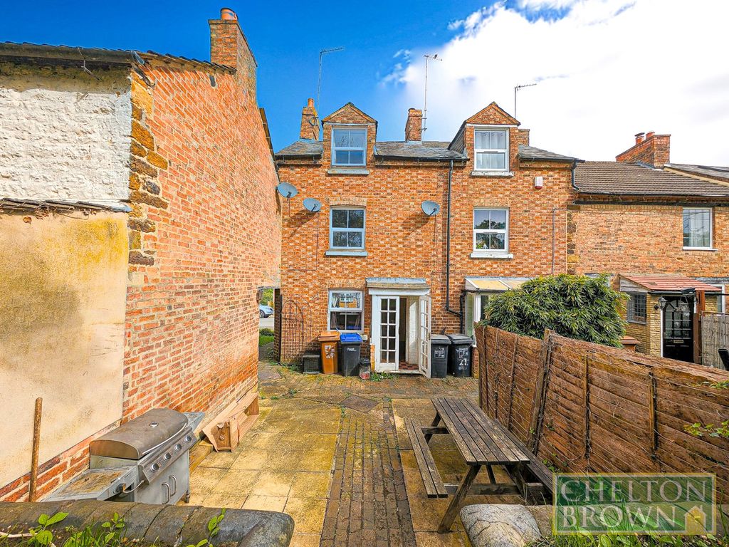 3 bed end terrace house for sale in High Street, Hardingstone