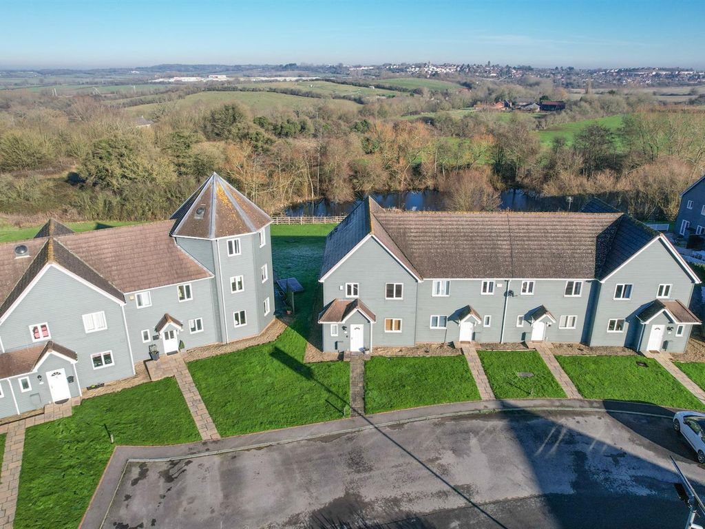 3 bed end terrace house for sale in Vastern, Royal Wootton Bassett