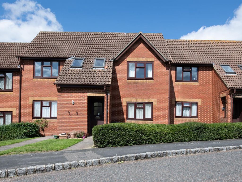 2 bed flat for sale in Lansdowne Way, High HP11, £155,000 Zoopla