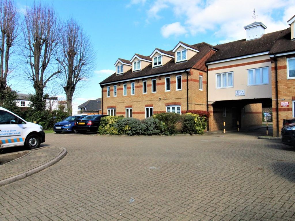 1 bed flat to rent in Flamstead End Road, Cheshunt, Waltham Cross EN8