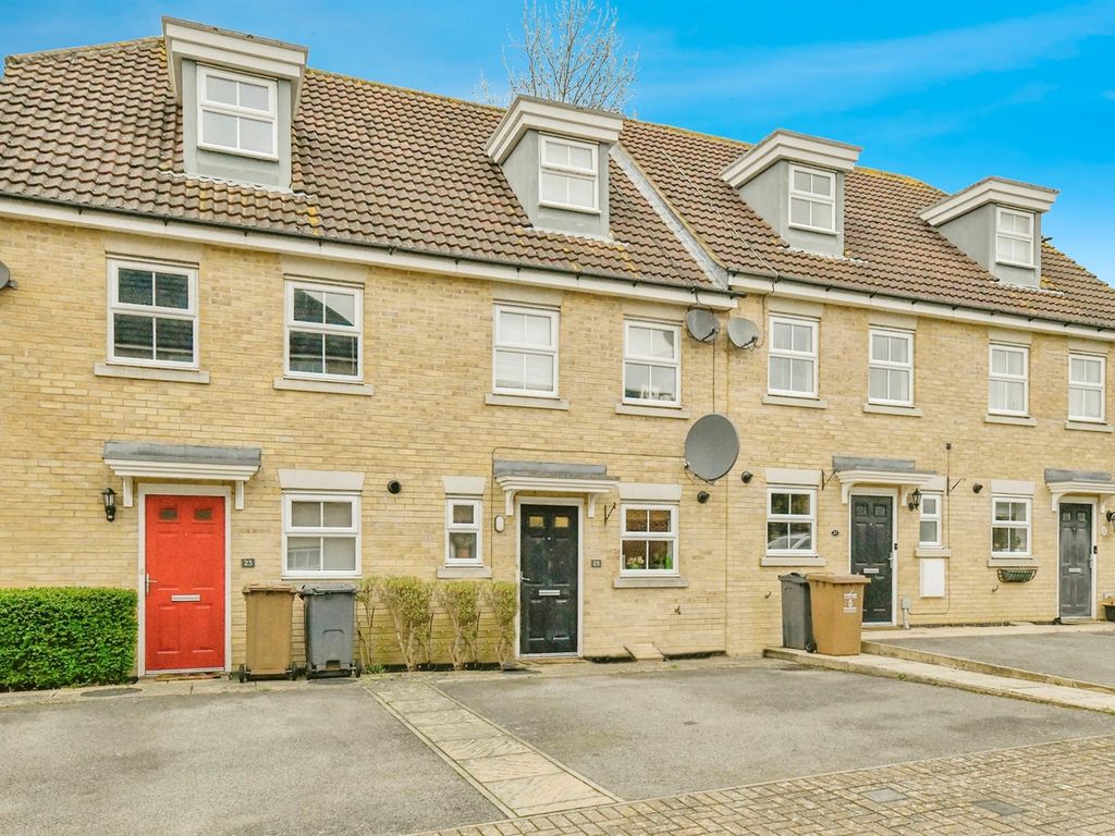 3 bed town house for sale in Fresson Road, Old Town, Stevenage SG1, £