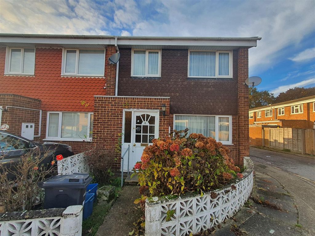 3 bed end terrace house for sale in Copper Beech Close, Ilford IG5, £