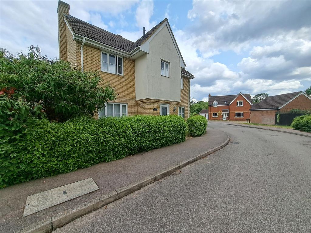 4 bed property to rent in Strympole Way, Highfields Caldecote