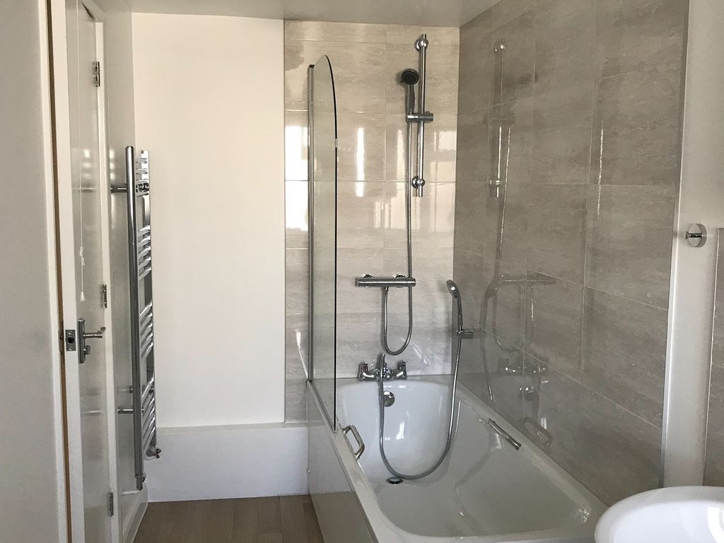 3 bed flat to rent in Dover Road, Walmer CT14, £1,075 pcm Zoopla