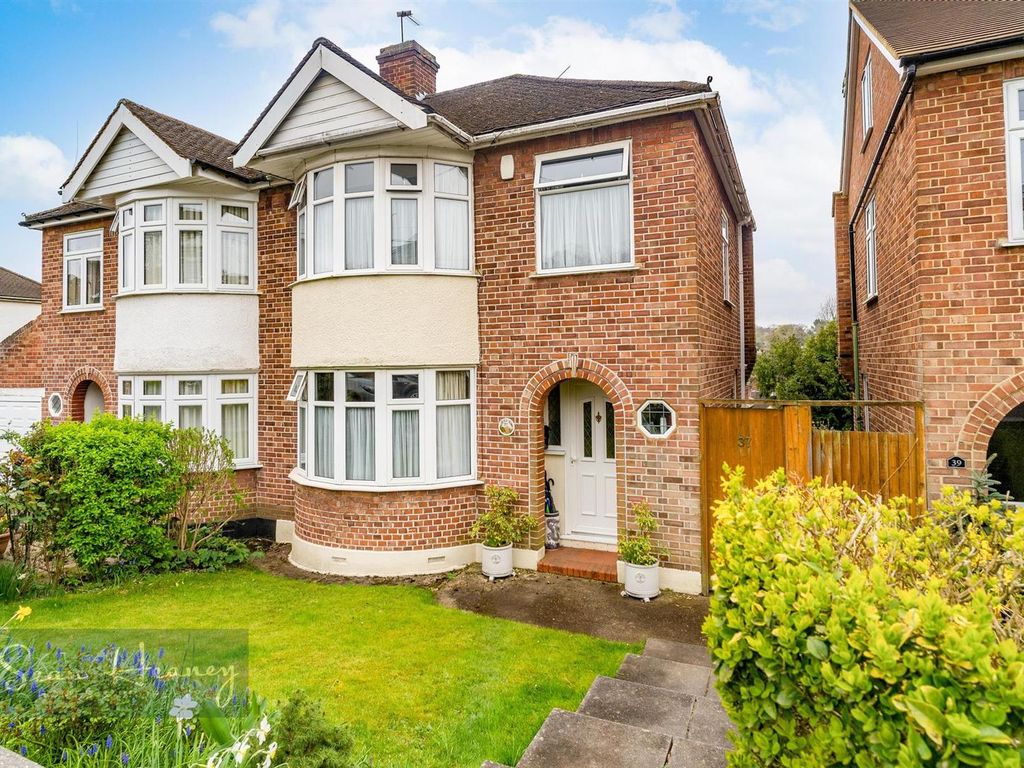 3 bed semidetached house for sale in Norfolk Road, EN5, £