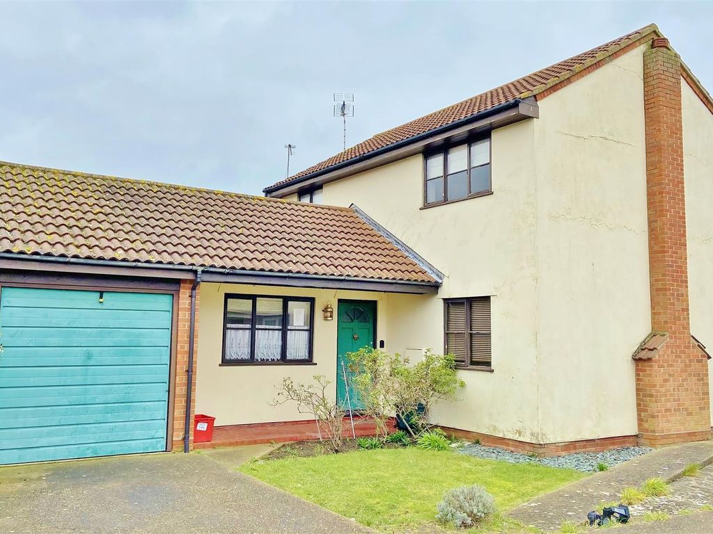 3 bed detached house for sale in Pole Barn Lane, FrintonOnSea CO13, £