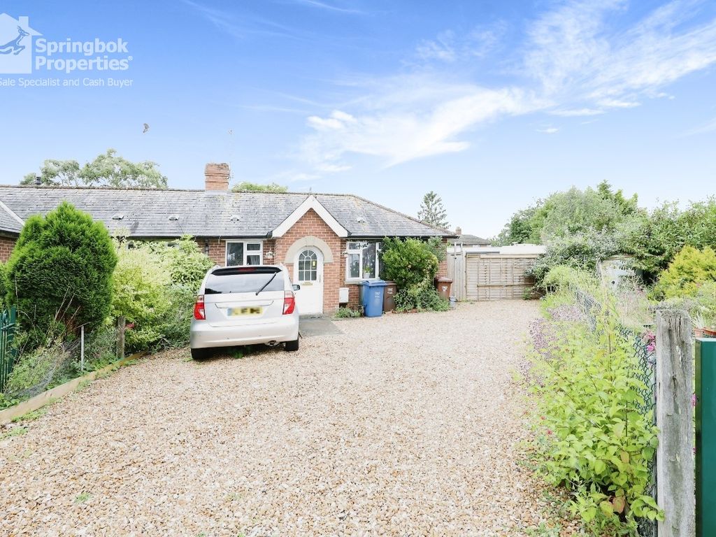 2 bed bungalow for sale in The Crescent, Bicester, Oxfordshire OX26, £