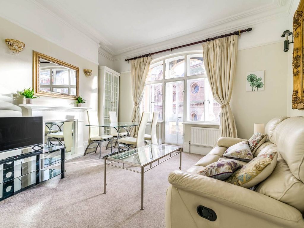 1 bed flat to rent in Buckingham Gate, St James's, London SW1E, £3,900