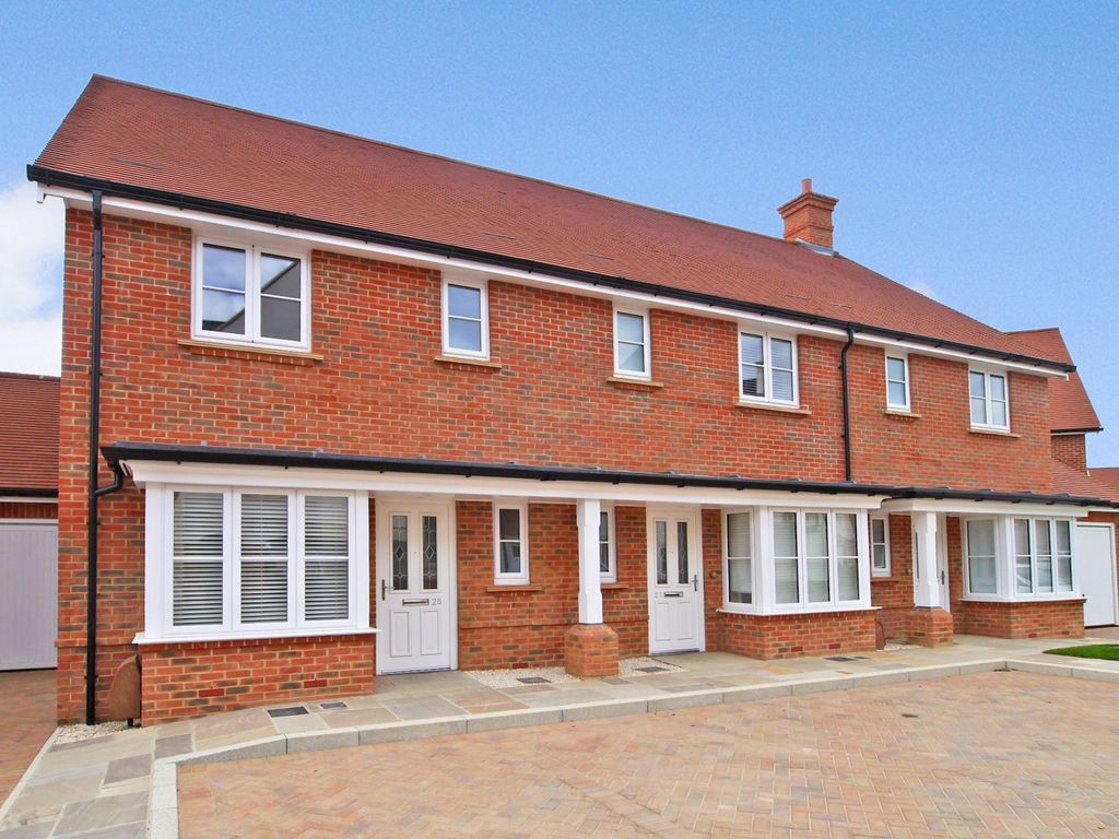 3 bed terraced house to rent in Longhurst Avenue, Highwood, Horsham