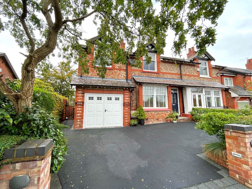 4 bed semidetached house to rent in Kitts Moss Lane, Bramhall