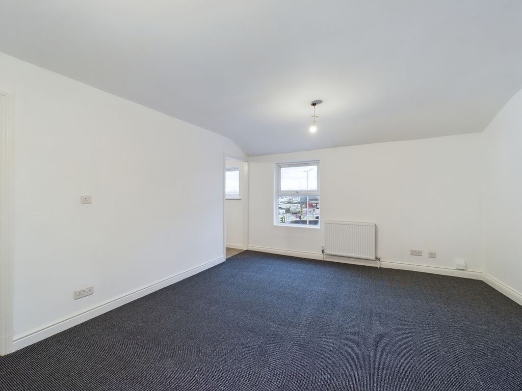 2 bed flat to rent in High Street, Cheltenham GL50, £900 pcm Zoopla