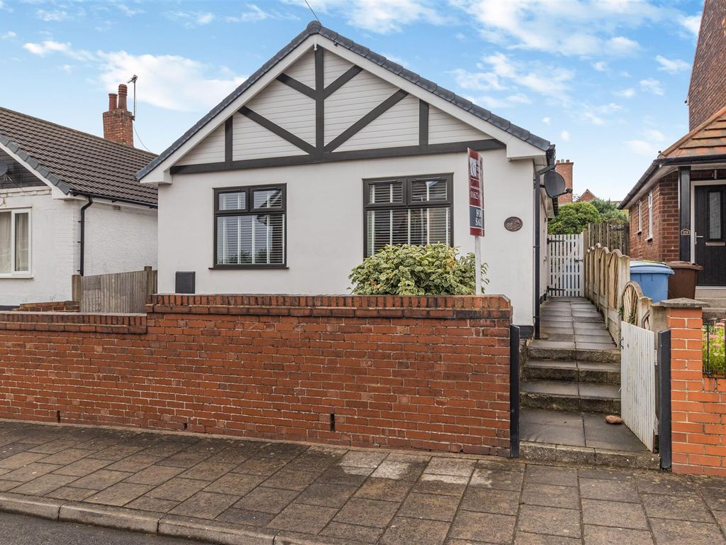 2 bed detached bungalow for sale in Meadow Avenue, Mansfield NG18, £