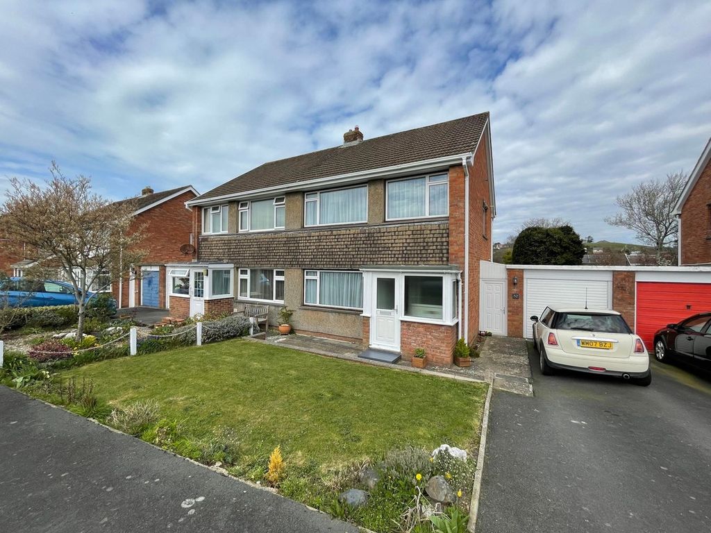 3 bed semidetached house for sale in 32 Erw Goch, Waunfawr