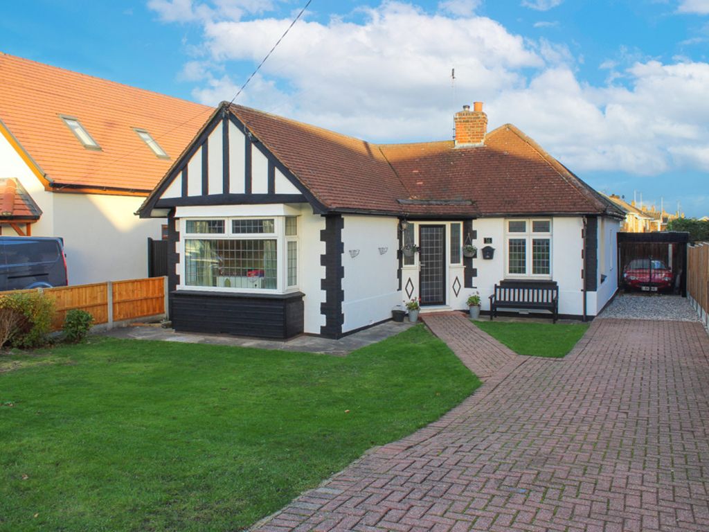 3 bed detached bungalow for sale in Louvaine Avenue, Wickford SS12, £